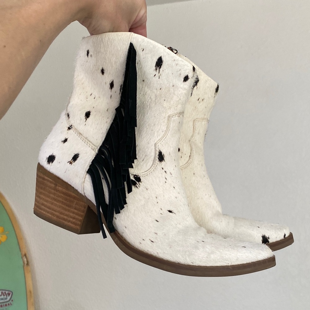 🌼 Calf Hair Dingo White and Black Fringe Ankle Boots size 7